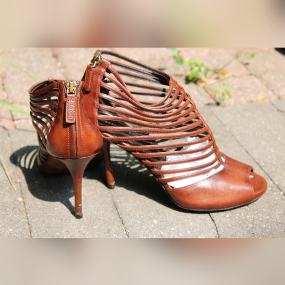 👉GUCCI Inga strappy brown leather peep toe booties